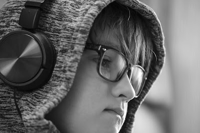 Niño escuchando con audífonos